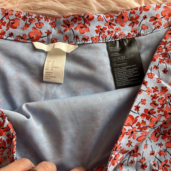 2/$20 H&M floral skirt 😍 🌺 - Picture 5 of 7